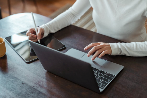 A women is working on a laptop